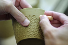 Load image into Gallery viewer, 武曽健一|印花陶杯(黃)- SOLOBITO