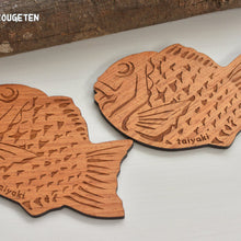 Load image into Gallery viewer, Japanese Taiyaki shaped wooden coaster
