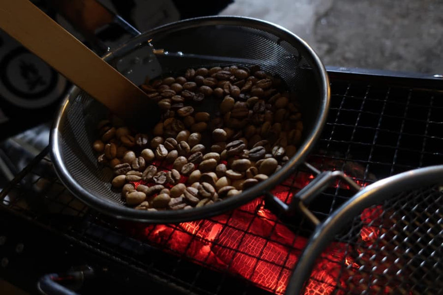 【HOW TO】Roasting Coffee Over a Campfire 
